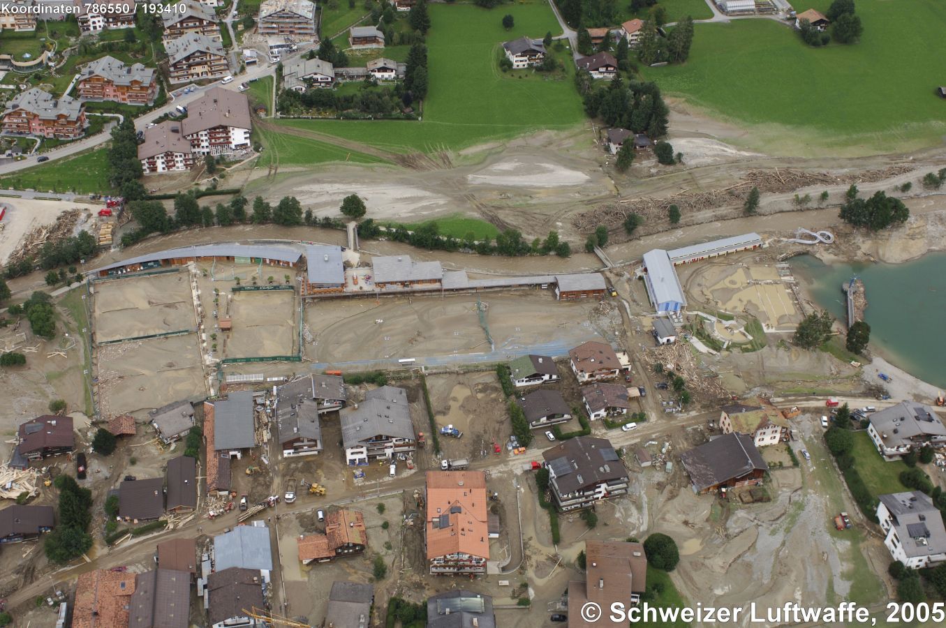 Hochwasser und Überschwemmung in Klosters am 22. August 2005. Als Reaktion auf das Hochwasser begann im Oktober 2009 der Bau eines Hochwasserschutzprojektes, das mehrere Baujahre in Anspruch genommen hat. - Die Bauphase dauerte von 2010 bis 2015 und kostete 20 Mio Franken.